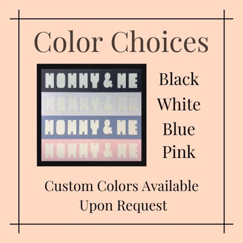 Pu&ograve; includere: Immagine di un cartello con il testo "MOMMY & ME" in nero, bianco, blu e rosa. Sono presenti anche le parole "Color Choices" e "Custom Colors Available Upon Request".
