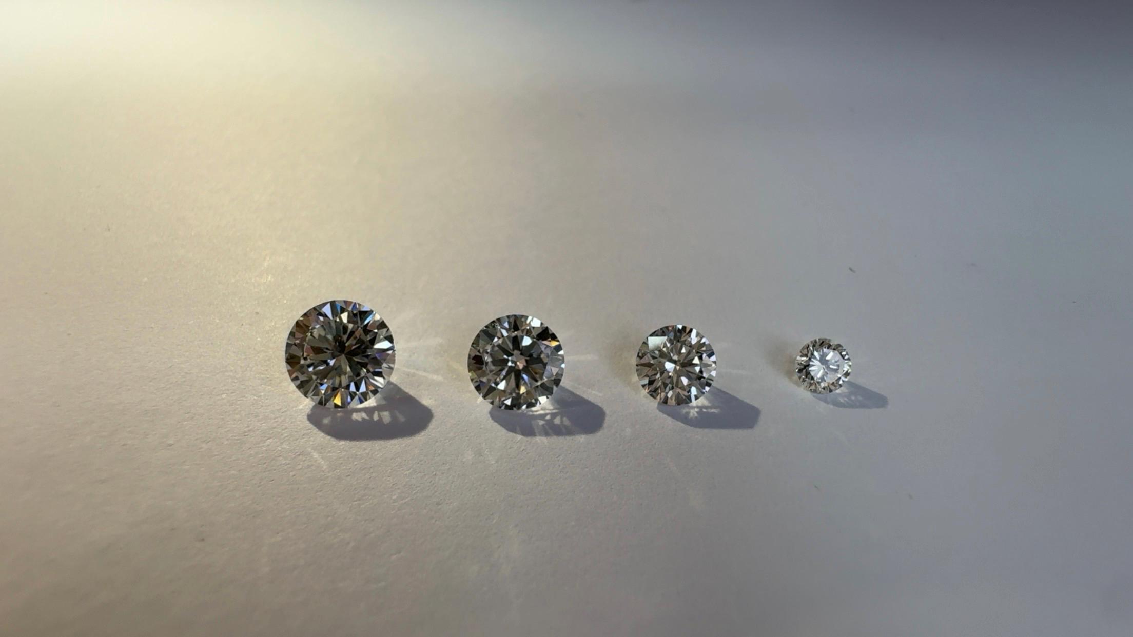 0.1 carat diamond earrings - Etsy 日本