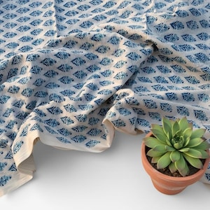 Stof met blokdruk – Blauwe bloemenmotieven op gebroken wit katoen