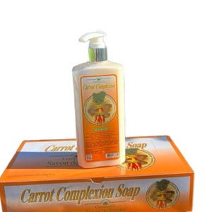 Pode incluir: Uma garrafa de Sabonete Carrot Complexion com dispensador de bomba está em cima de uma caixa do mesmo sabonete. A garrafa e a caixa são laranja e brancas, com as palavras "Carrot Complexion Soap". O sabonete é para todos os tipos de pele.