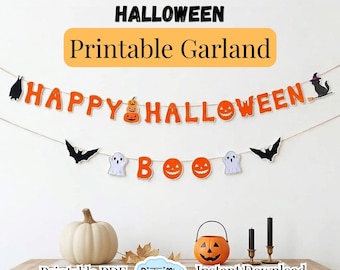 Könnte beinhalten: Eine ausdruckbare Halloween-Girlande mit orangefarbenen Buchstaben, die HAPPY HALLOWEEN und BOO bilden, sowie Ausschnitten von Kürbissen, Geistern, Fledermäusen und einer schwarzen Katze. Dazu ein weißer Kürbis und zwei schwarze Kerzen.