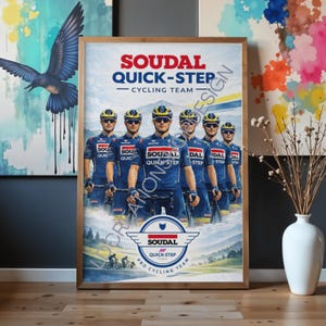 Puede incluir: Póster enmarcado del equipo ciclista Soudal Quick-Step. La imagen muestra a seis ciclistas con uniformes azules con el logotipo del equipo. El póster tiene un marco de madera y se exhibe en interiores.