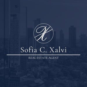 Könnte beinhalten: Eine dunkelblaue Grafik mit einem weißen kreisförmigen Logo mit einem stilisierten Buchstaben X, dem Text Sofia C. Xalvi und den Worten REAL ESTATE AGENT unter einer horizontalen Linie, alles überlagert auf einer blassen Stadtansicht.