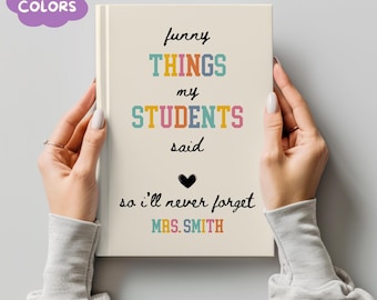 Pode incluir: Um caderno creme com o texto "funny THINGS my STUDENTS said so I'll never forget MRS. SMITH" em várias cores. Uma bolha roxa com as palavras "MORE COLORS" está no canto superior esquerdo. O caderno é segurado por duas mãos.