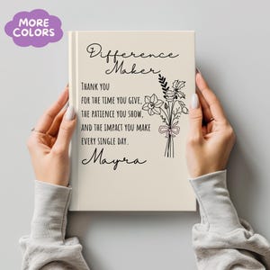 Puede incluir: Un cuaderno color crema con las palabras "Difference Maker" en escritura elegante. La portada incluye una ilustración floral y el texto "THANK YOU FOR THE TIME YOU GIVE, THE PATIENCE YOU SHOW, AND THE IMPACT YOU MAKE EVERY SINGLE DAY. Mayra."
