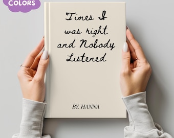 Könnte beinhalten: Ein cremefarbenes Buch mit dem Titel "Times I was right and Nobody Listened" in schwarzer Schrift. Der Name des Autors, "BY. HANNA", ist darunter gedruckt. Eine lila Blase mit "MORE COLORS" befindet sich in der oberen linken Ecke.