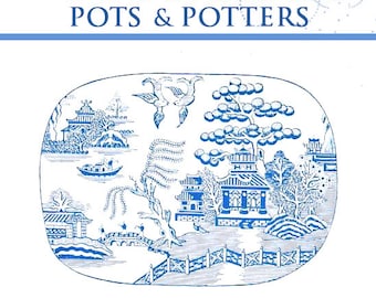 Pode incluir: Uma capa de livro com o título "Yorkshire Potteries Pots & Potters Illustrated" em texto azul. A capa apresenta uma ilustração azul e branca de um desenho chinês tradicional com uma pagoda, árvores e uma ponte.