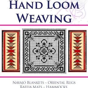 Può includere: Una copertina di libro con il titolo "HAND LOOM WEAVING" in testo blu su sfondo rosa. La copertina presenta tre immagini di motivi tessuti: un tappeto in stile navajo rosso, bianco e marrone, un motivo geometrico in bianco e nero e un tappeto rosso, bianco e marrone con un motivo triangolare. Il testo "NAVAJO BLANKETS ~ ORIENTAL RUGS RAFFIA MATS ~ HAMMOCKS" è in testo blu su sfondo bianco. La parte inferiore della copertina presenta un simbolo di riciclaggio verde su sfondo rosso con il testo "BY MATTIE PHIPPS TODD" in testo bianco.