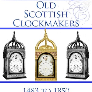 Peut inclure: Une couverture de livre avec le titre "Old Scottish Clockmakers 1483 to 1850" par John Smith. La couverture présente trois horloges anciennes avec des détails ornés et des cadrans à chiffres romains.