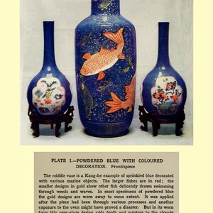 Op de afbeelding: Drie blauwe en witte keramische vazen met gouden en rode geverfde vissen en bloemmotieven. De middelste vaas is de grootste en heeft een Kang-he-voorbeeld van besprenkelde blauwe decoratie.  PLATE I.-POWDERED BLUE WITH COLOURED DECORATION. Frontispiece
