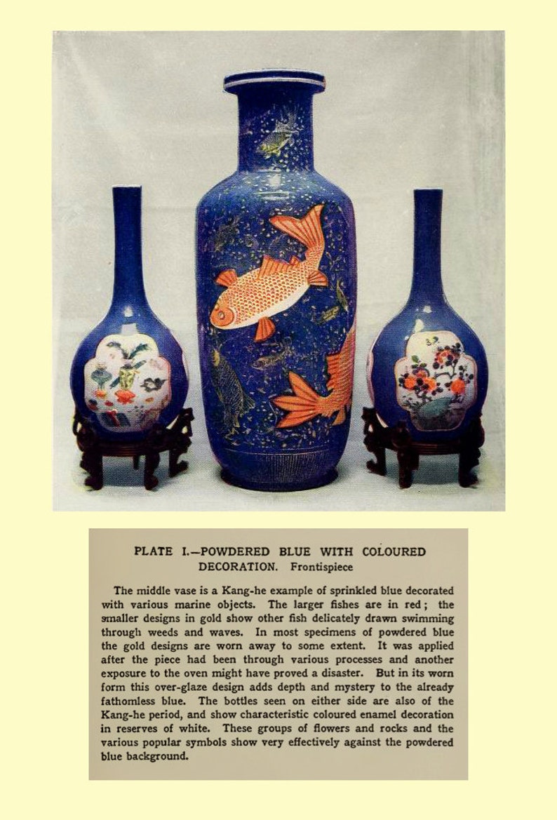 Op de afbeelding: Drie blauwe en witte keramische vazen met gouden en rode geverfde vissen en bloemmotieven. De middelste vaas is de grootste en heeft een Kang-he-voorbeeld van besprenkelde blauwe decoratie.  PLATE I.-POWDERED BLUE WITH COLOURED DECORATION. Frontispiece