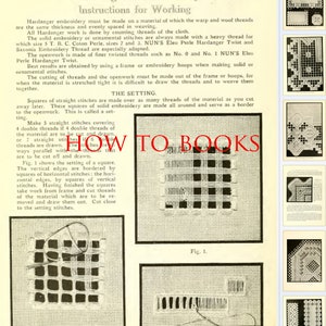 Pu&ograve; includere: Una pagina di un libro vintage con istruzioni su come realizzare il ricamo Hardanger. La pagina include diagrammi e illustrazioni dei diversi punti e tecniche. Il testo sulla pagina recita "Hardanger Embroidery Instructions for Working" e "How To Books".