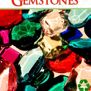 Può includere: Un'immagine ravvicinata di varie pietre preziose di diversi colori e forme, tra cui rosso, verde, blu e trasparente. Le pietre preziose sono disposte in uno schema casuale, creando una visualizzazione visivamente accattivante. Il titolo "How To Identify Gemstones" è visualizzato nella parte superiore dell'immagine.