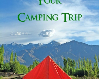 Op de afbeelding: Een rode kampeer tent opgezet voor een bergketen met een blauwe lucht en witte wolken. De tekst "How To Plan Your Camping Trip" staat in groene letters bovenaan de afbeelding.