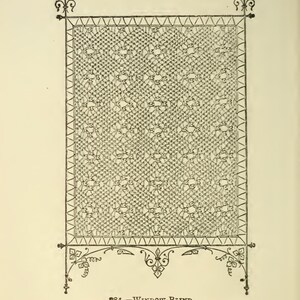 Op de afbeelding: Een zwart-witte illustratie van een macram&eacute;-kantpatroon genaamd "Window-Blind". Het patroon bestaat uit een reeks knopen en lussen, die een geometrisch ontwerp cre&euml;ren.