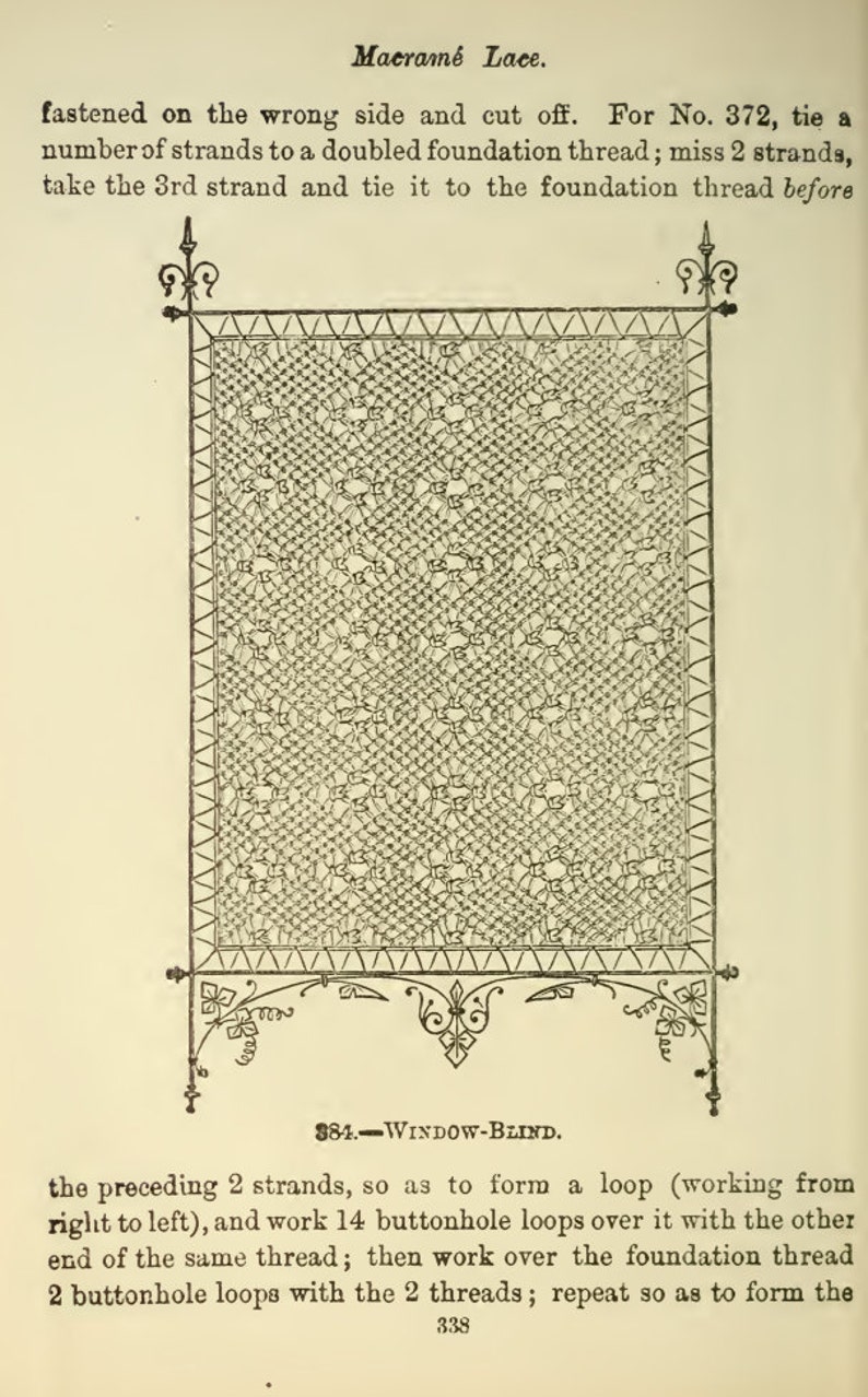 Op de afbeelding: Een zwart-witte illustratie van een macram&eacute;-kantpatroon genaamd "Window-Blind". Het patroon bestaat uit een reeks knopen en lussen, die een geometrisch ontwerp cre&euml;ren.