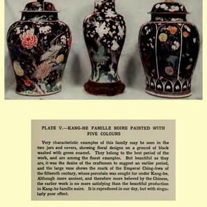 Op de afbeelding: Drie antieke Chinese porseleinen vazen met zwarte achtergronden en bloemmotieven in tinten rood, groen en wit. De vazen zijn versierd met gouden accenten en hebben een klassieke, elegante stijl. De tekst "PLATE V. KANG-HE FAMILLE NOIRE PAINTED WITH FIVE COLOURS" is zichtbaar onderaan de afbeelding.