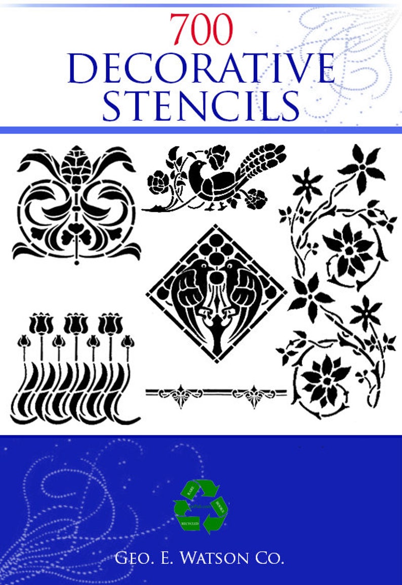 以下が含まれることがあります： 白地に黒文字で「700 Decorative Stencils」と題された本の表紙。表紙には、花柄、鳥、幾何学模様など、さまざまな装飾用ステンシルの白黒イラストが描かれている。本の表紙には「GEO. E. WATSON CO.」の文字も記載されている