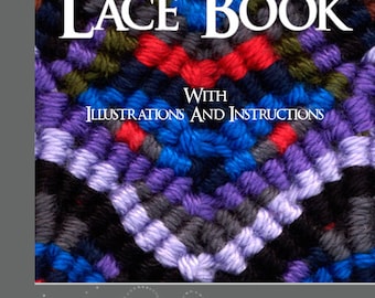 Può includere: Copertina del libro con il titolo "Macrame Lace Book" con illustrazioni e istruzioni. La copertina presenta un design di macramè colorato con una varietà di colori, tra cui rosso, blu, viola e verde. Il libro è pubblicato da Barbour Brothers.