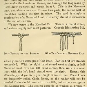 Op de afbeelding: Een zwart-witte illustratie van een macram&eacute;knoop. De illustratie laat zien hoe je een macram&eacute;knoop maakt met behulp van twee strengen. De tekst onder de illustratie luidt: "340.-Putting on the Strands. 341.-The Cord and Macrame Knot".