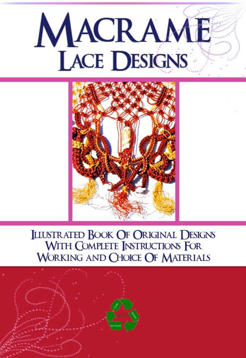 Op de afbeelding: Een boek getiteld "Macrame Lace Designs" met een illustratie van een rood en geel macram&eacute;-ontwerp. De omslag van het boek bevat ook de tekst "Illustrated Book of Original Designs with Complete Instructions for Working and Choice of Materials".