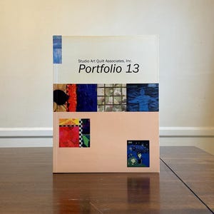 Puede incluir: Un juego de tres tazas de cerámica con un acabado mate moteado. Las tazas son de color crema, marrón claro y marrón oscuro. Cada taza tiene un diseño sencillo y un asa redondeada.