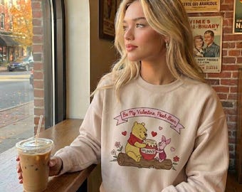 Bluza z haftem walentynkowym „Uroczy miś i świnka” – Przytulna ilustracja miłosna, okrągły dekolt, romantyczny prezent dla pary, bluza walentynkowa