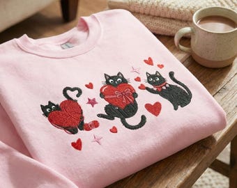 Bluza z haftowanym kotem walentynkowym – uroczy, okrągły dekolt z motywem kocich miłości, różowy prezent dla miłośnika kotów, przytulny sweter walentynkowy dla niej