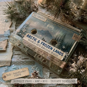 Op de afbeelding: Een doorzichtige cassette met de titel "Arctic & Frozen Lands" en "Nordic RPG Ambient Music". De cassette heeft een winterlandschap ontwerp en de tekst "30 Tracks". De afbeelding bevat dennennaalden en een label met "DnD Pathfinder TTRPG".