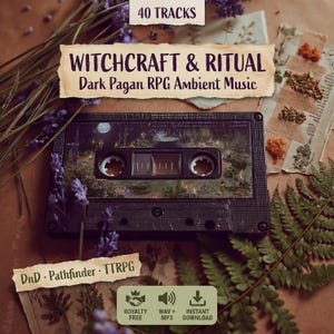 Puede incluir: Una cinta de cassette vintage con el texto "Witchcraft & Ritual" y "Dark Pagan RPG Ambient Music". La cinta presenta una escena de bosque y está rodeada de flores secas y vegetación. Las palabras "40 Tracks" están en la parte superior.