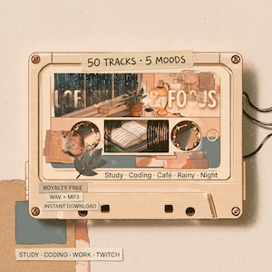 Puede incluir: Una ilustración de casete beige con el texto 50 TRACKS 5 MOODS, LOFI FOCUS y Study Coding Café Rainy Night. El centro muestra un libro abierto y un gato durmiendo. El texto adicional incluye ROYALTY FREE, WAV + MP3, INSTANT DOWNLOAD y STUDY CODING WORK TWITCH.