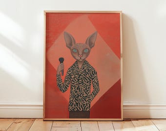 Pode incluir: Impressão artística emoldurada com um gato Sphynx vestido com uma camisa estampada, segurando um microfone. O gato tem olhos azuis e está sobre um fundo vermelho e laranja. A obra de arte é exibida em um piso de madeira.