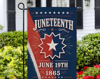 Könnte beinhalten: Eine rechteckige Gartenflagge mit dunkelblauem Hintergrund und einem roten diagonalen Streifen. Der Text JUNETEENTH, JUNE 19TH und 1865 ist in Weiß gedruckt. Ein zentraler weißer Stern befindet sich in einem weiß umrandeten, zwölfeckigen Stern.