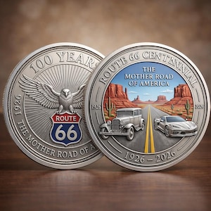 Puede incluir: Dos monedas conmemorativas de plata. Una moneda presenta un águila sobre un letrero de la Ruta 66. La otra moneda representa una carretera con coches clásicos y modernos, un paisaje desértico y el texto "Route 66 Centennial".