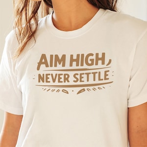 Può includere: Un set di tre tazze in ceramica con finitura opaca e macchiettata. Ogni tazza presenta un colore diverso: azzurro, crema e grigio. Le tazze hanno un design semplice e moderno e un manico comodo.