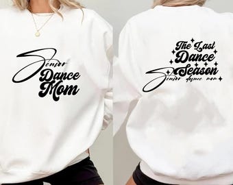 Puede incluir: Una sudadera blanca de cuello redondo con texto en negro. El frente muestra las palabras Senior Dance Mom en una fuente cursiva y negrita. La parte posterior presenta el texto The Last Dance Season con iconos de estrellas y Senior Dance Mom.