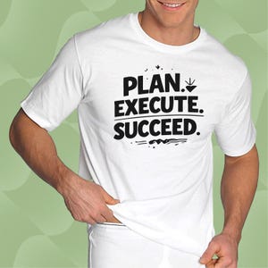 Może przedstawiać: Biała koszulka z napisem "PLAN. EXECUTE. SUCCEED." w czarnych literach. Koszulka ma krótkie rękawy i okrągły dekolt. Zdjęcie przedstawia osobę noszącą koszulkę.