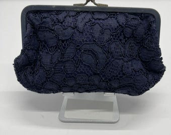 Vintage Clutch mit Blumenspitze Stil dunkelblau verzierte Handtasche Tasche Kiss Verschluss