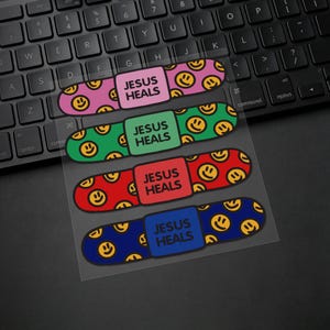 Jesus Heals Bandage Bilklistermärken, Vinyl Vattentät Reptäckande Dekal för Laptop, Vattenflaska, Verktygslåda, Skateboard, Telefonskal, Motorcykel