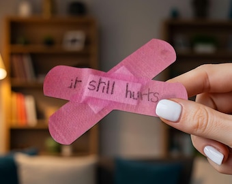 Het doet nog steeds pijn bandage autostickers, vinyl waterdichte krasbedekkende sticker voor laptop, bidon, gereedschapskist, skateboard, telefoonhoes, motorfiets