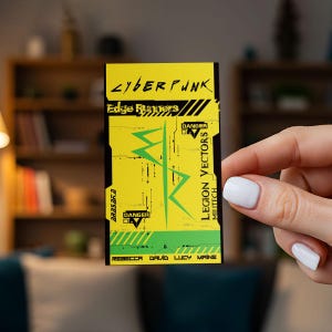 Könnte beinhalten: Ein rechteckiger Aufkleber im Cyberpunk-Stil mit gelbem Hintergrund und schwarzen Rändern. Der Aufkleber zeigt den Text "CYBERPUNK", "Edge Runners", "LEGION VECTORS" und "MILITECH". Grüne und schwarze Grafikelemente sowie die Namen "REBECCA DAVID LUCY MAINE" sind ebenfalls vorhanden.