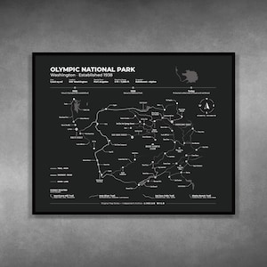 Könnte beinhalten: Eine gerahmte Schwarz-Weiß-Karte des Olympic National Park in Washington, gegründet 1938. Die Karte zeigt Wanderwege, Straßen und malerische Routen mit Textbeschriftungen und einer Windrose. Der Text oben lautet "Olympic National Park".