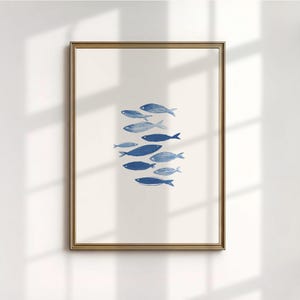 Peut inclure: Une impression d'art encadrée représentant un groupe de poissons bleus nageant ensemble. Les poissons sont représentés dans un style simple et illustratif sur un fond crème. Le cadre est de couleur or fin, ajoutant une touche d'élégance à l'œuvre.