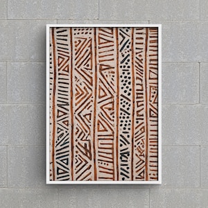 Op de afbeelding: Een ingelijst kunstwerk met een herhalend patroon van verticale strepen met geometrische ontwerpen. Het kleurenpalet van het kunstwerk omvat tinten bruin, zwart en crème. Het ontwerp bevat driehoeken, lijnen en stippen.