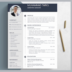Peut inclure: Un modèle de CV professionnel avec une photo d'un homme portant des lunettes. Le CV comprend des sections pour les coordonnées, les compétences, les langues et l'expérience professionnelle. Un stylo et un porte-stylo dorés sont à droite.