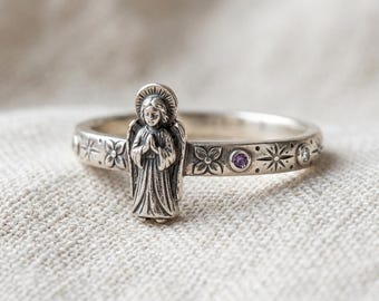 Srebrny pierścień z motywem anioła religijnego z fioletowym i przezroczystym kamieniem w stylu edwardiańskim