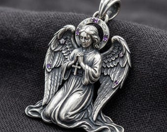 Colgante de ángel eduardiano, cruz de plata, collar con dije de oración y detalles de piedra púrpura.