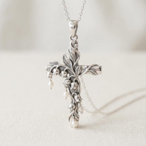 Zilveren kruisketting, lelietje-van-dalenhanger met pareldruppels, botanische christelijke bloemensieraden
