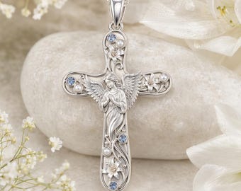 Collar con colgante floral de perlas y piedra azul y cruz de ángel en plata.
