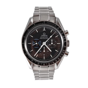 Puede incluir: Un reloj Omega Speedmaster Professional de acero inoxidable. El reloj tiene una esfera negra con agujas y marcadores blancos, y un bisel taquimétrico. El reloj tiene un brazalete de acero inoxidable.
